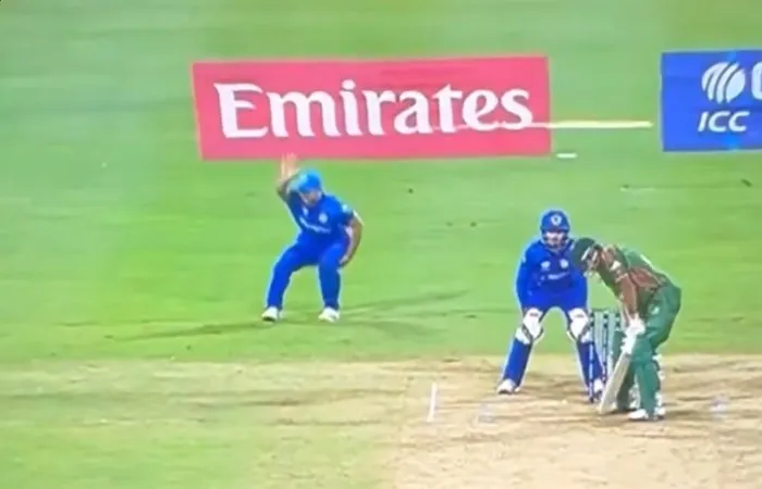 Gulbadin Naib complaining of a hamstring injury (x.com)
