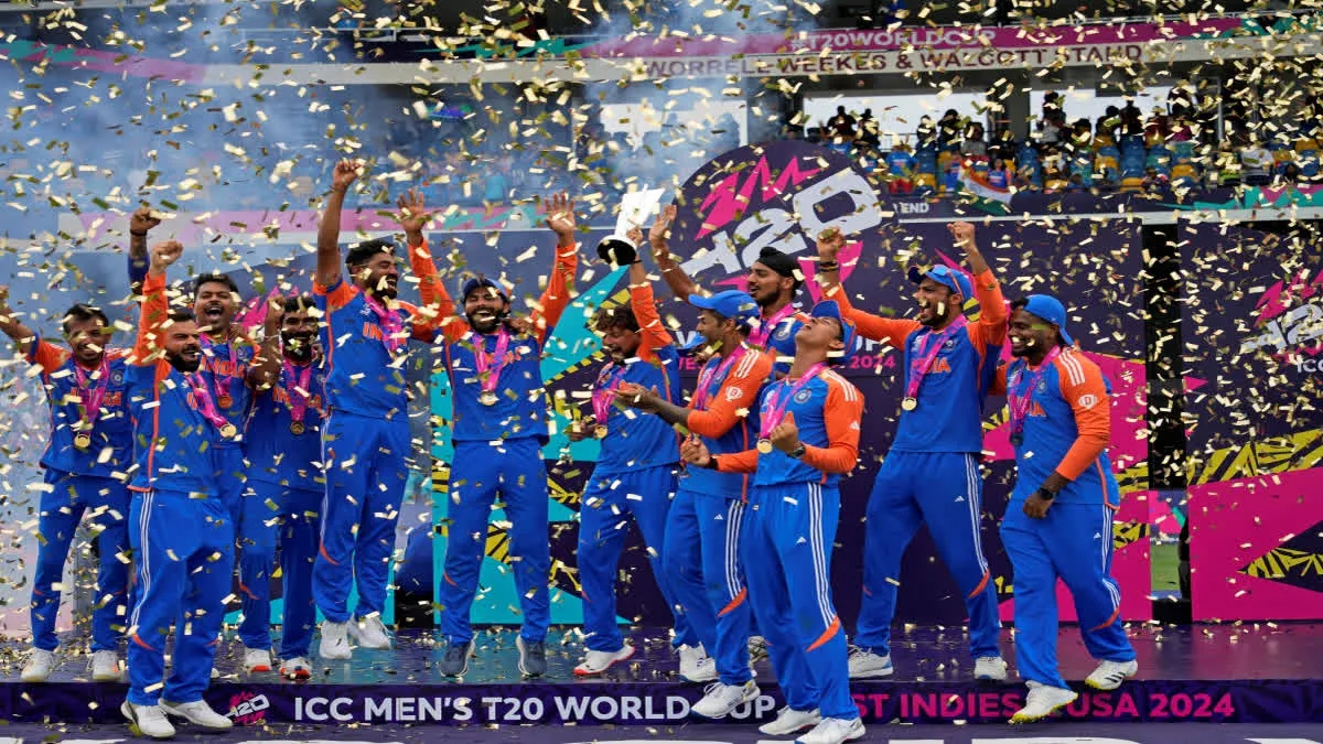 Indian players with the T20 World Cup trophy. (X)
