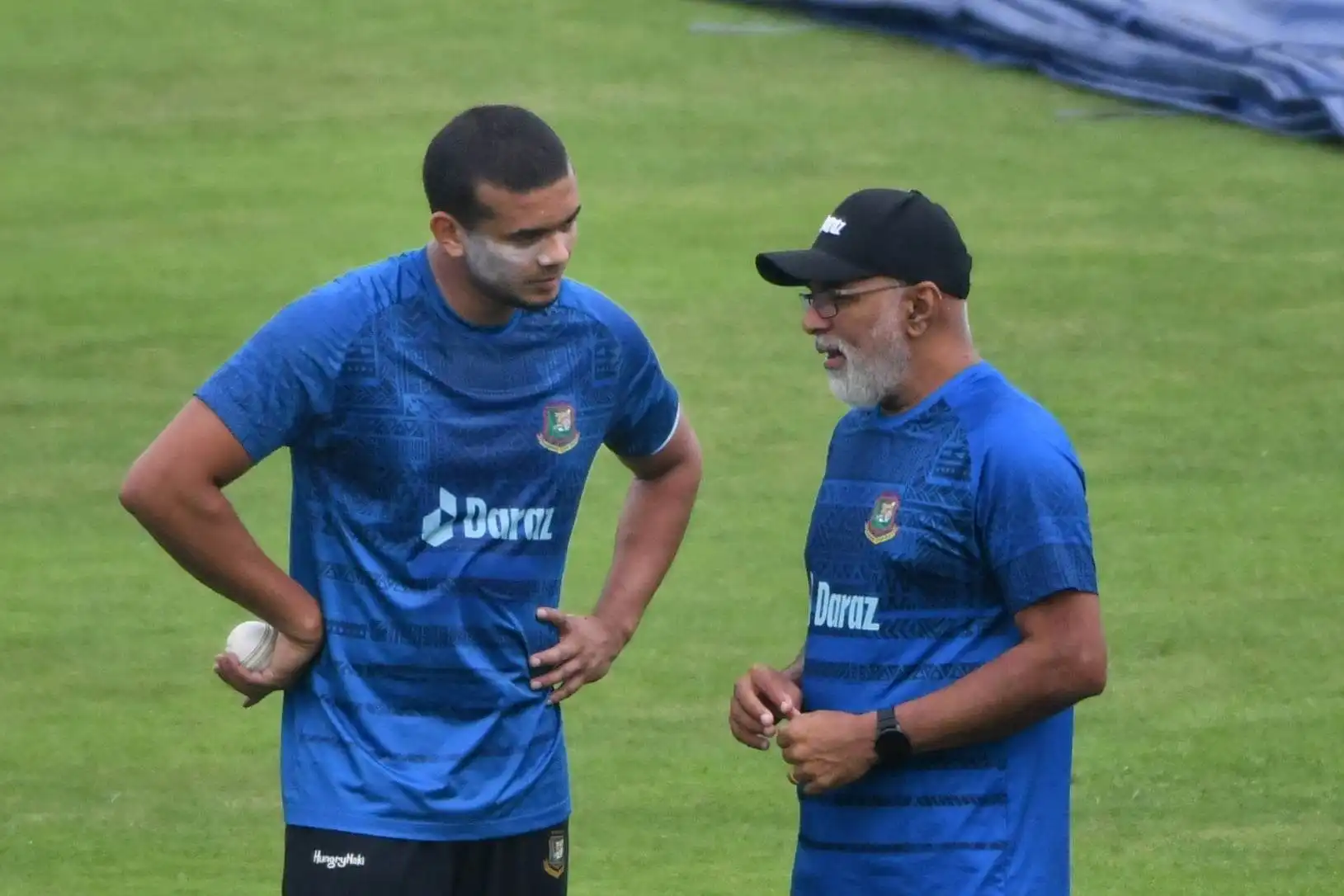 Taskin with Chandika Hathurusingha. (X)