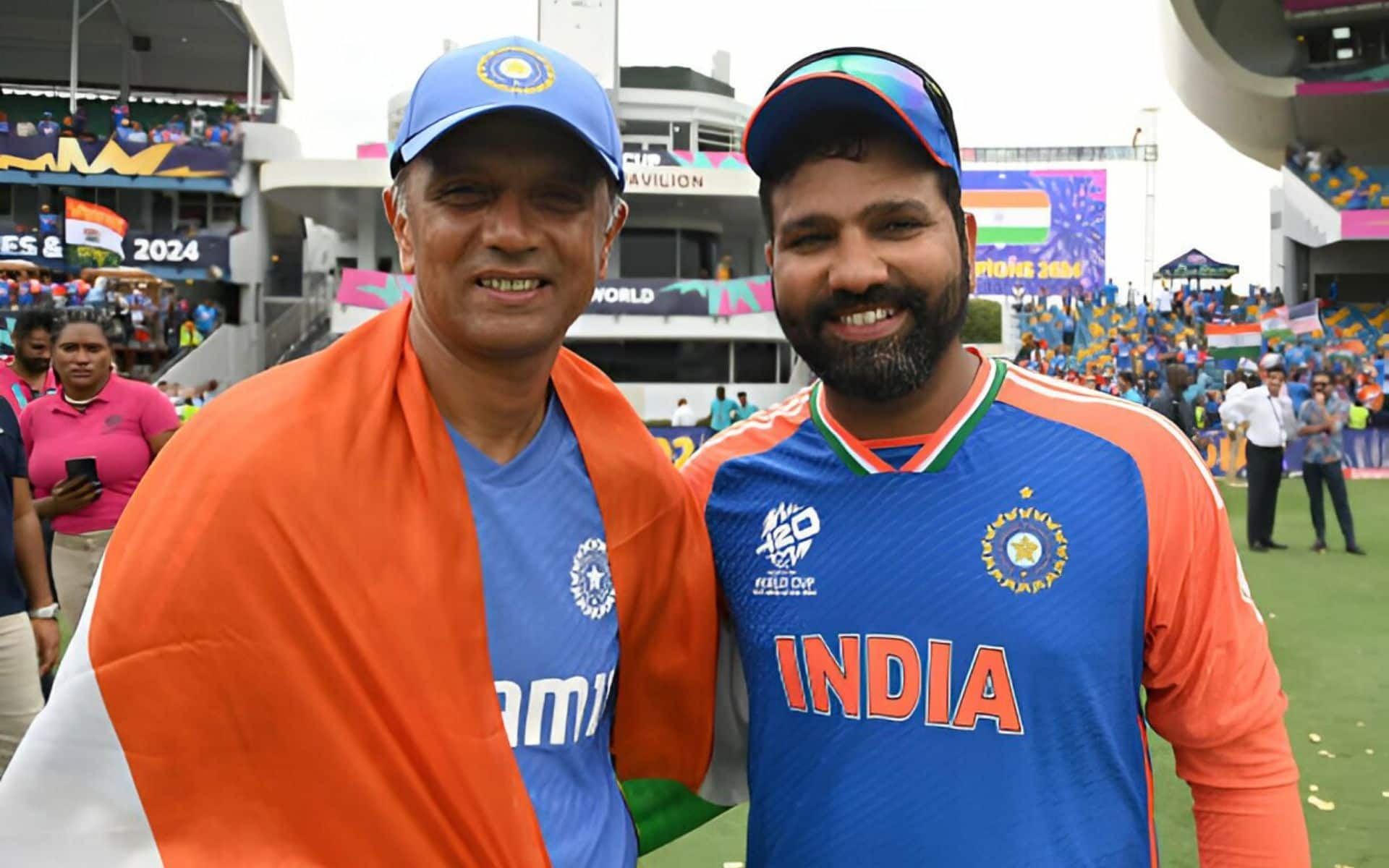 T20 विश्व कप जीत के बाद कप्तान रोहित के साथ कोच द्रविड़ (x.com)
