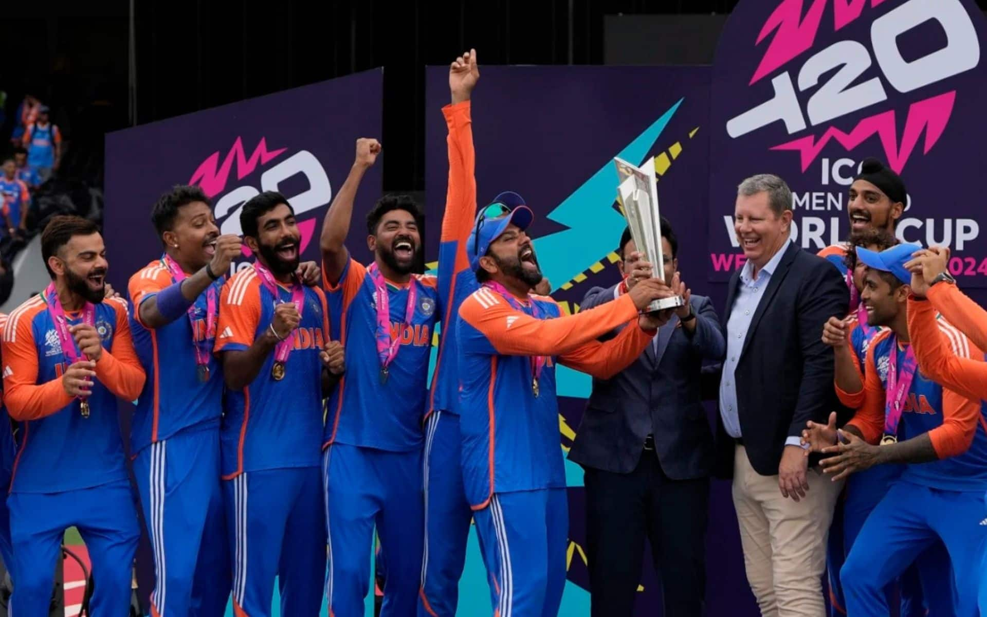 2024 T20 विश्व कप ट्रॉफी उठाते भारतीय खिलाड़ी (एपी)