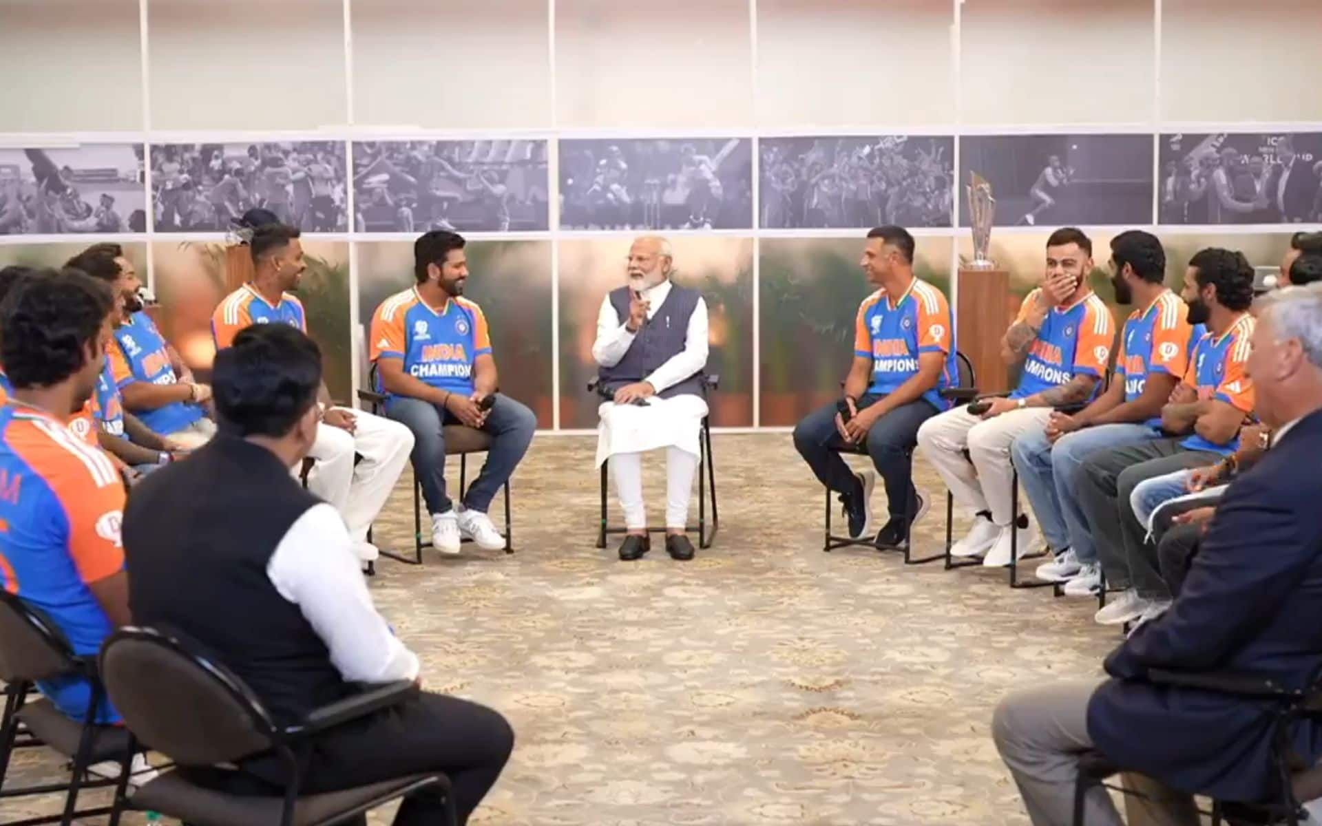 PM Narendra Modi in discussions with Team India (X.com)