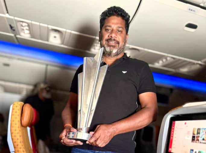 Journalist Vikrant Gupta with T20 World Cup 2024 trophy (Twitter)