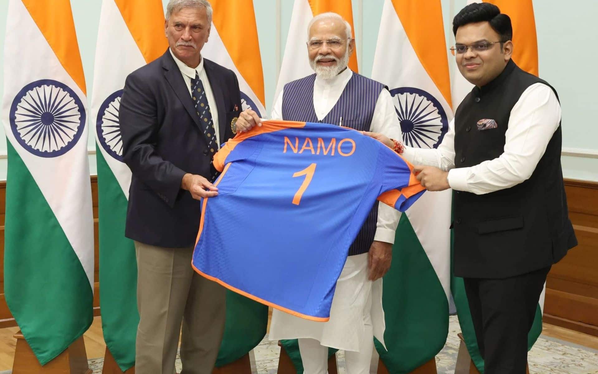 T20 विश्व कप जीत के बाद प्रधानमंत्री नरेंद्र मोदी को सौंपी गई टीम इंडिया की विशेष 'नमो' जर्सी