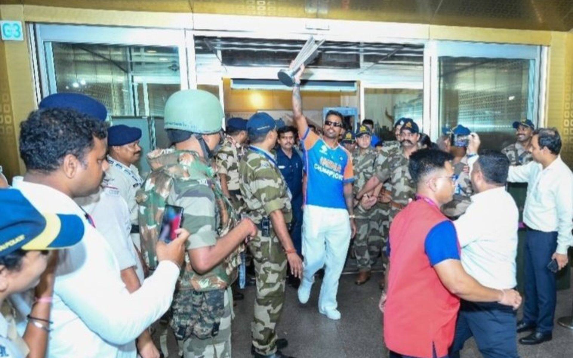 Hardik Pandya with WC trophy (X.com)