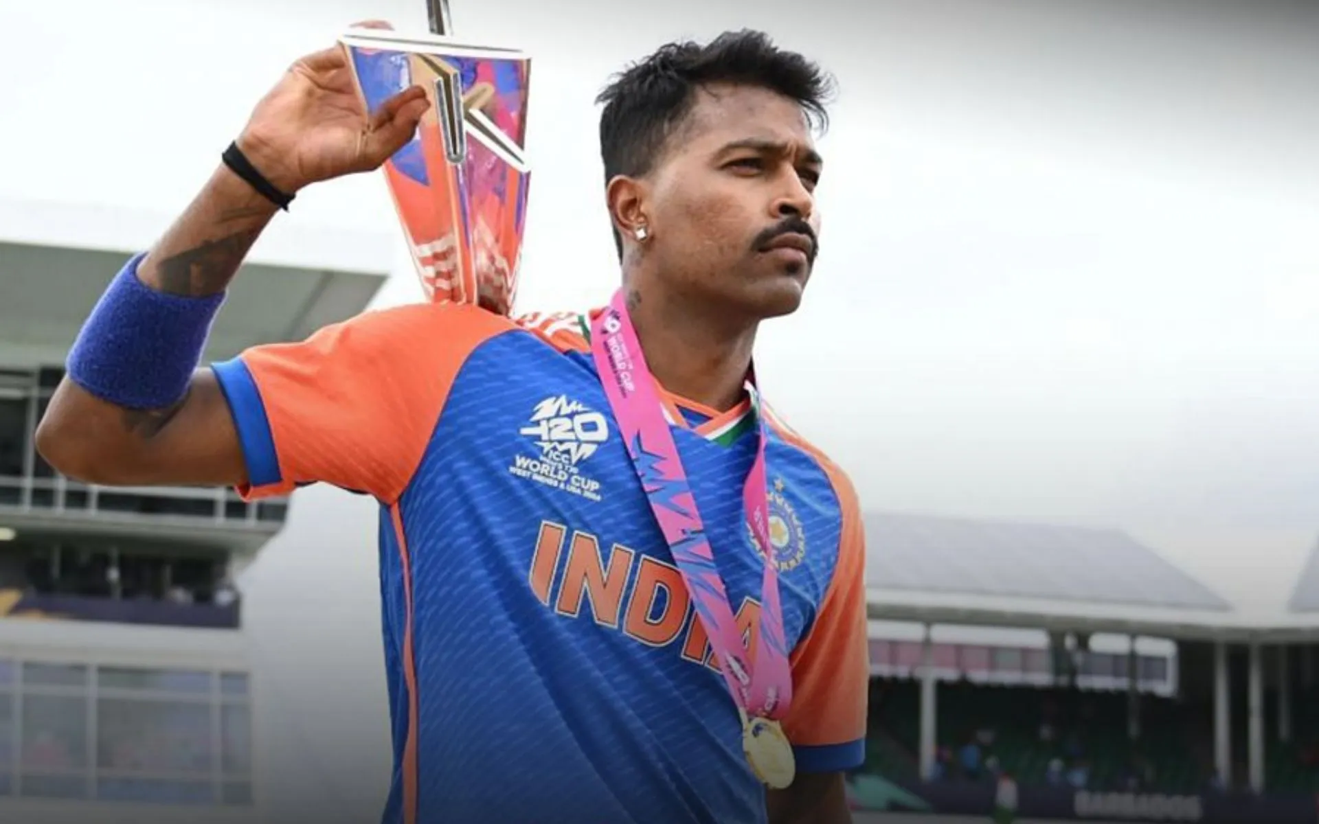 Hardik with T20 WC trophy X]