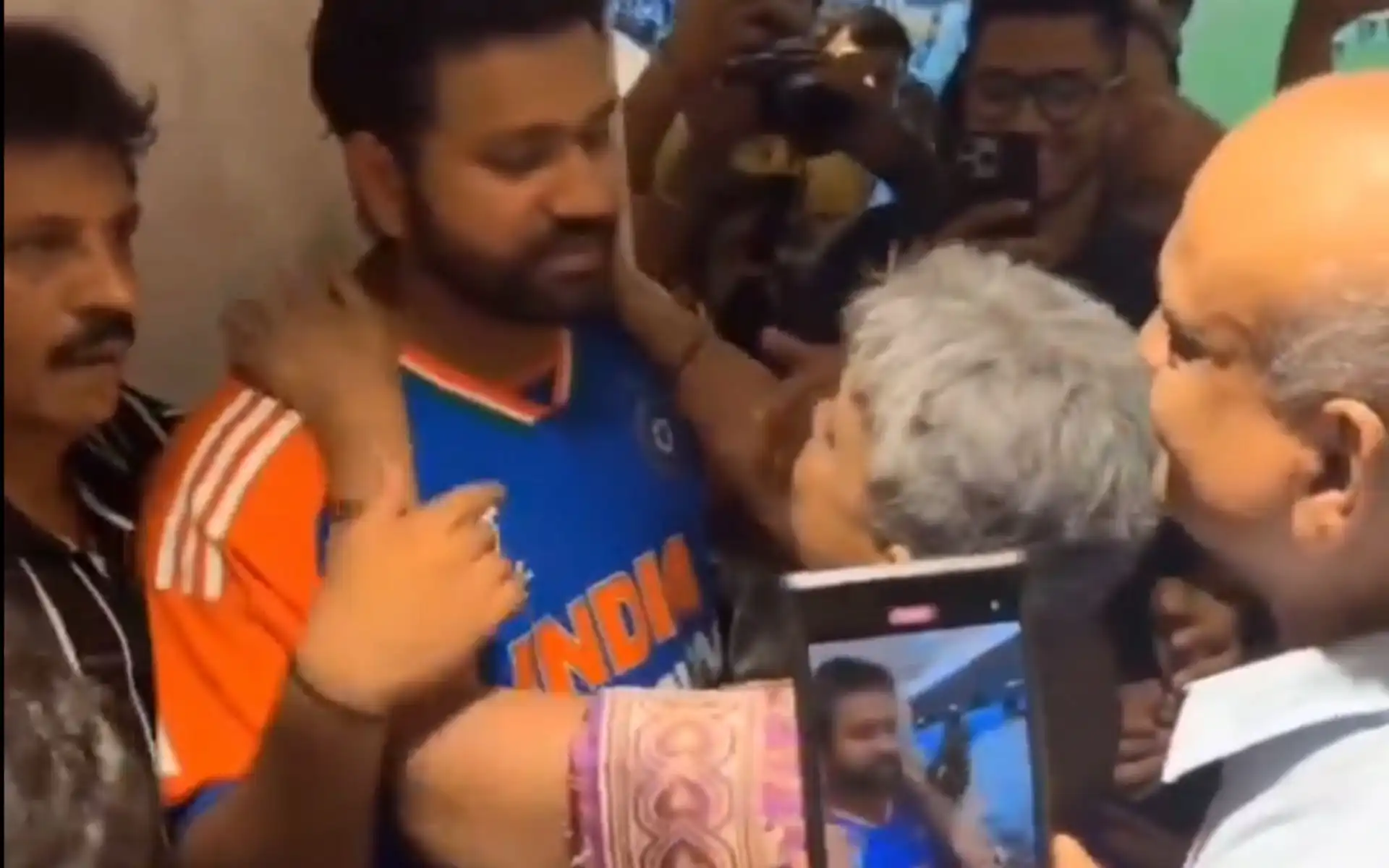 Rohit Sharma with his mom (X.com)