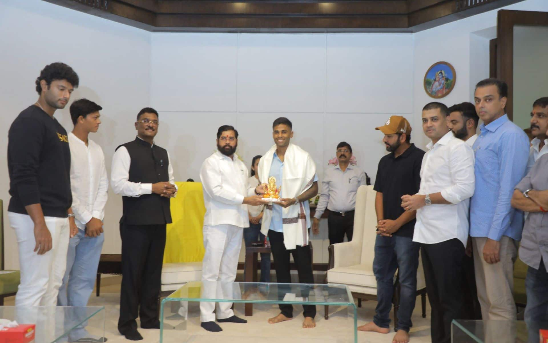 Rohit, Dube, SKY, Jaiswal getting felicitated by Maharashtra CM at his residence (X.com)