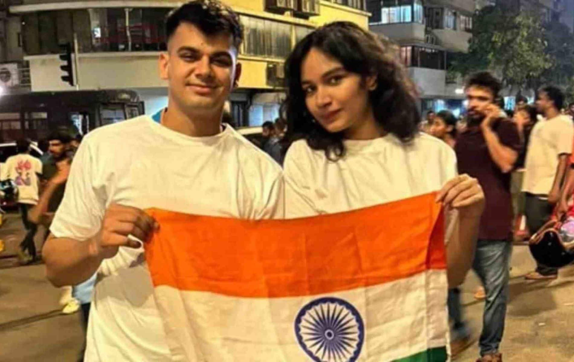 Couple holding Indian flag during the victory parade (X)