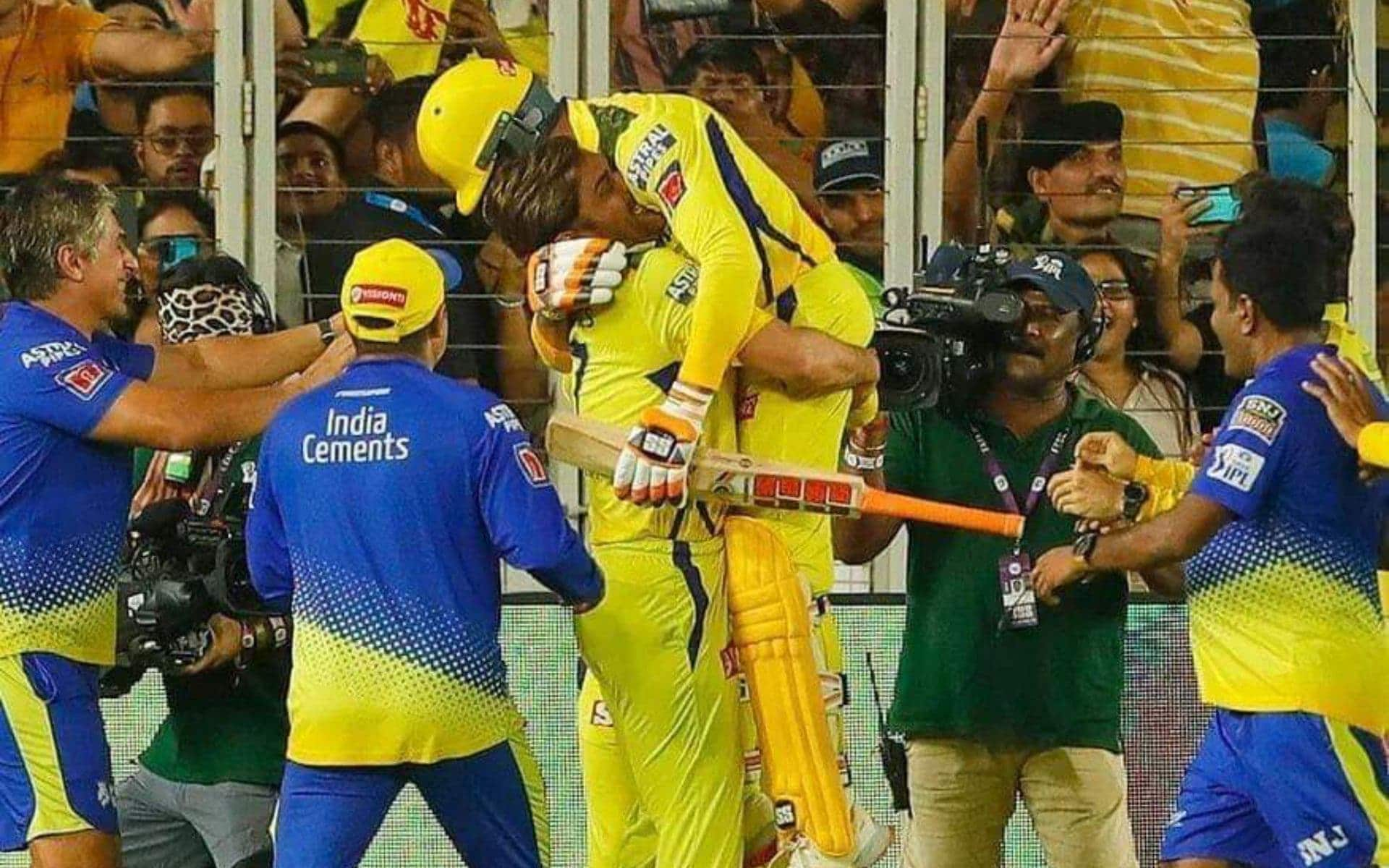 Jadeja Hugs Dhoni - (X.com)