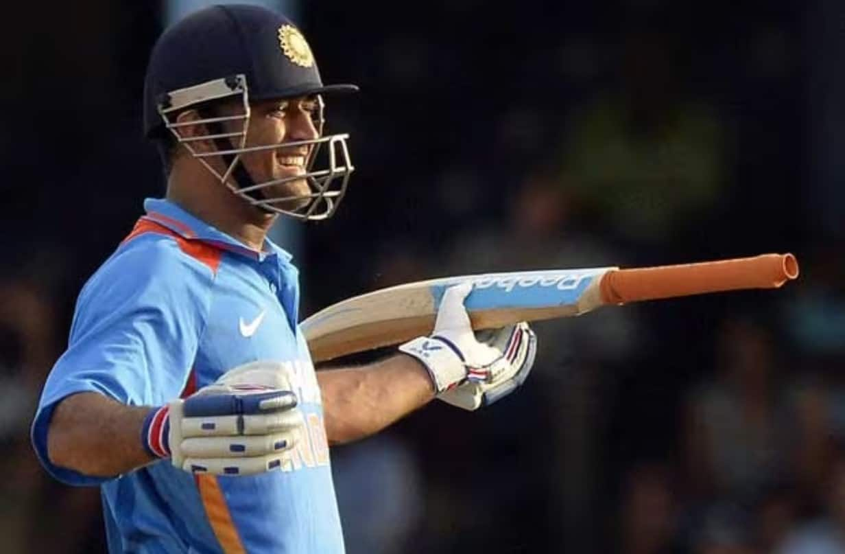 MS Dhoni won India the tri-series from an improbable situation (Twitter)