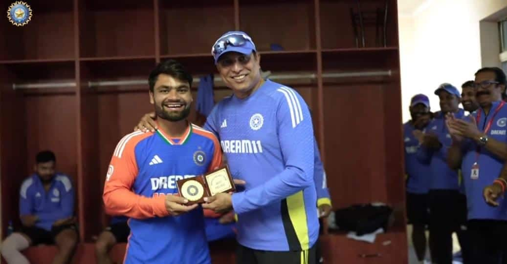 Rinku Singh receives the medal from VVS Laxman. [x.com]