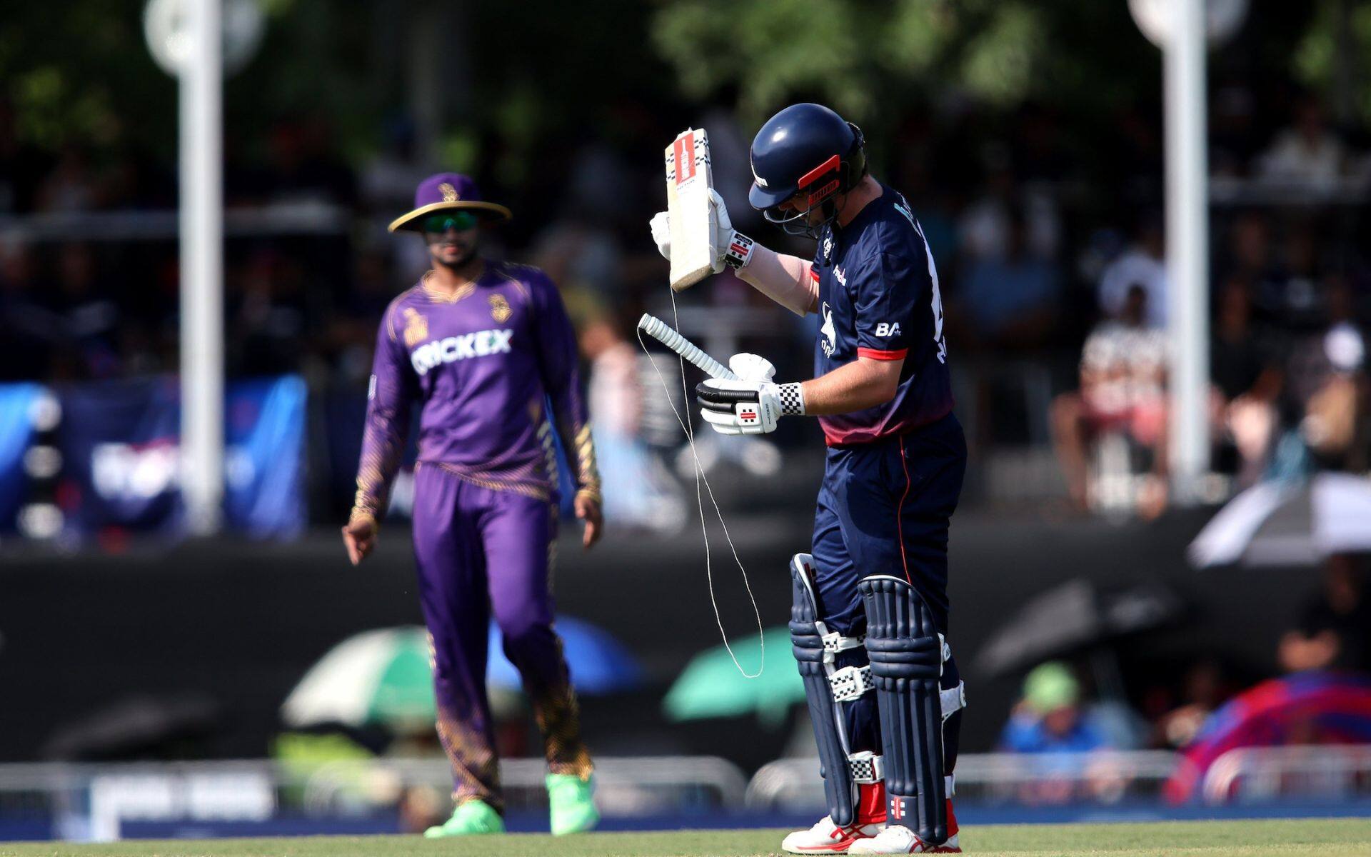 Andre Russell breaks Travis Head's bat [X.com]