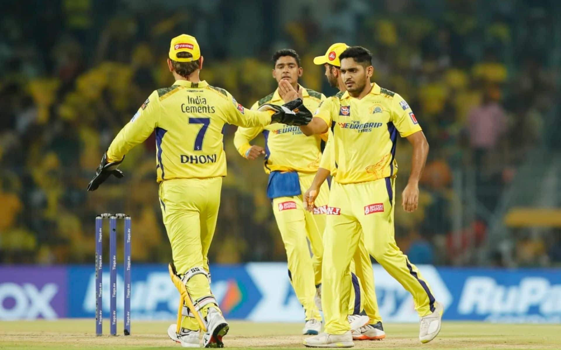 Tushar Deshpande celebrating a wicket with MS Dhoni in IPL (BCCI)