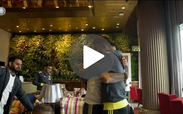 [Watch] Pandya Ends Rumours Of Rift With Captain SKY With A Special Gesture At Mumbai Airport