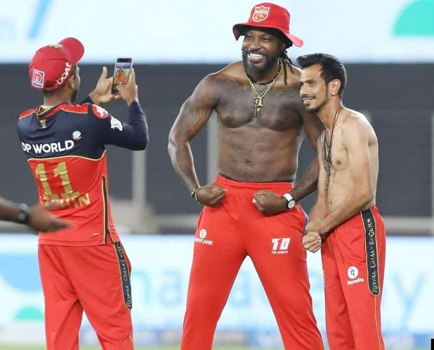 Yuzi Chahal alongside Chris Gayle [X]
