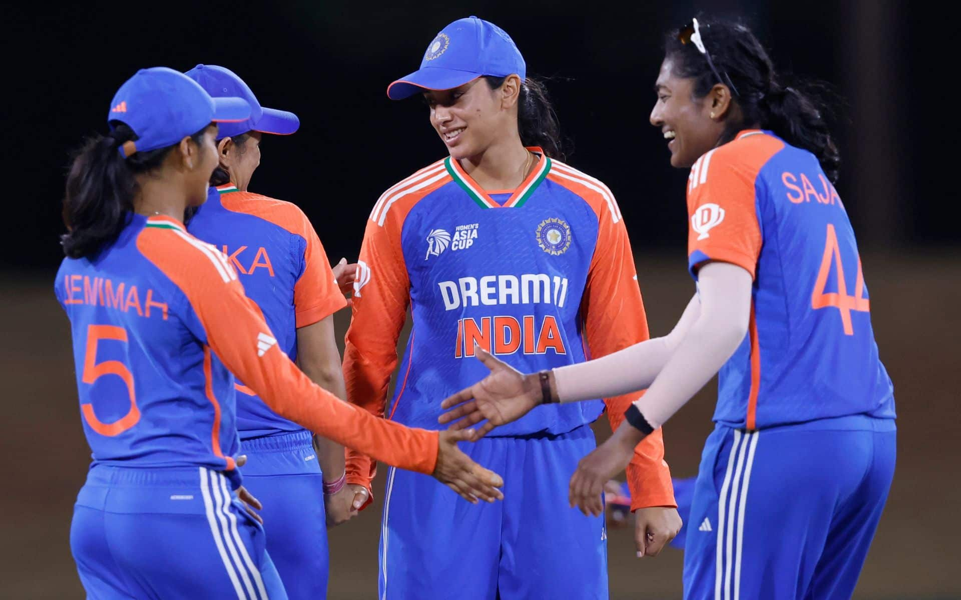 Smriti Mandhana with IND players (X.com)