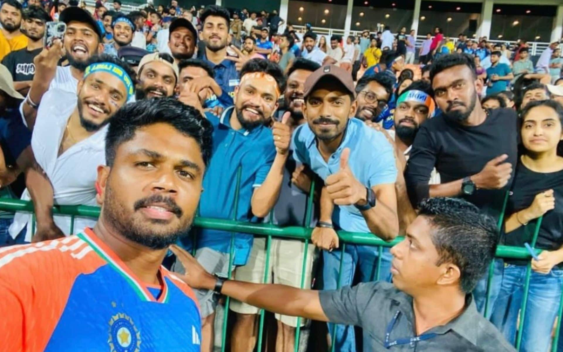 Sanju Samson clicks selfie with fans (X.com)