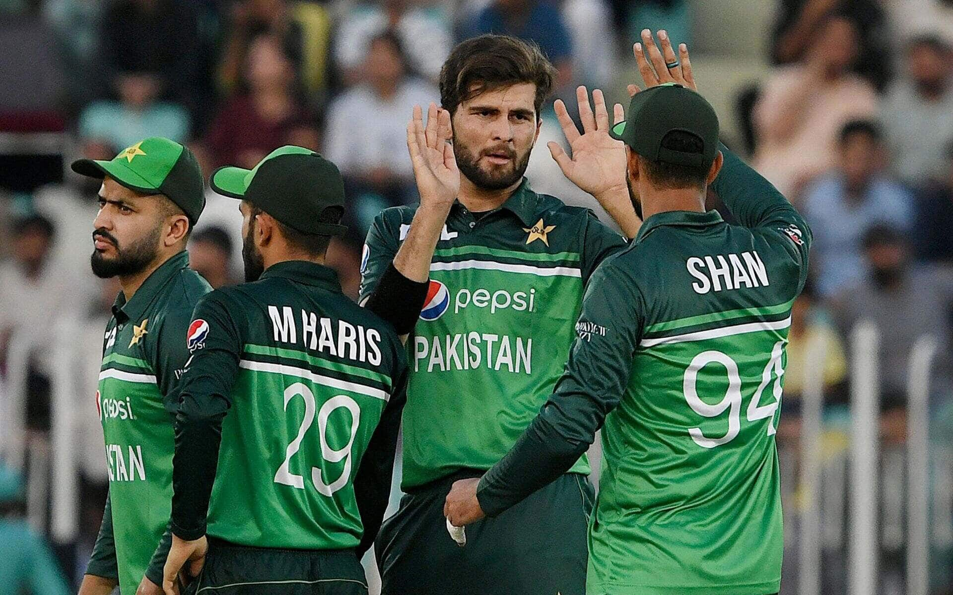 Shaheen Afridi with PAK teammates (X.com)