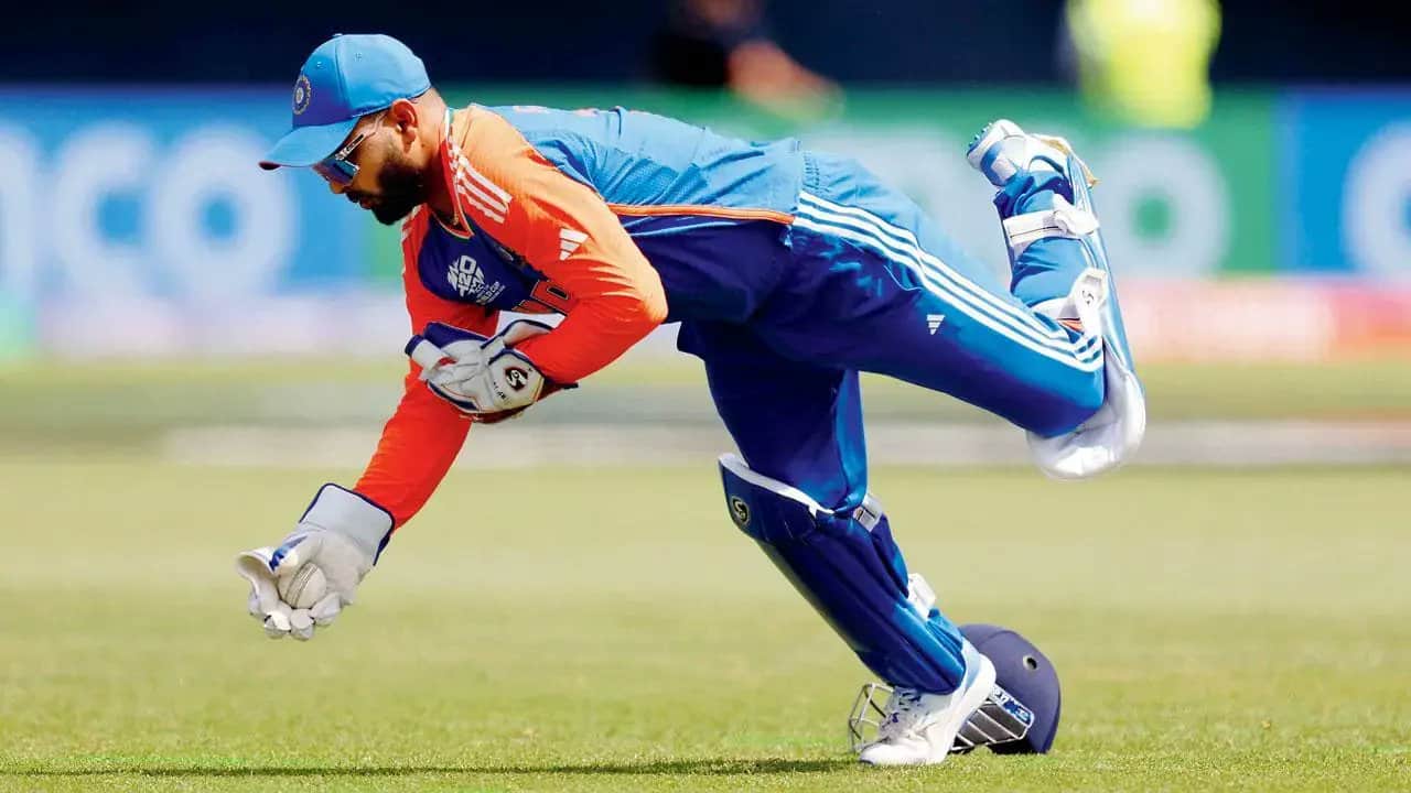 'It was His Keeping That...': Former Coach Ravi Shastri's Blunt Take On Pant's Glove-Work