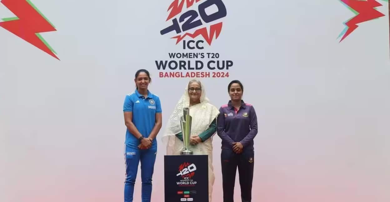 Harmanpreet Kaur and Nigar Sultana Jyoti with the WC Trophy (X.com)