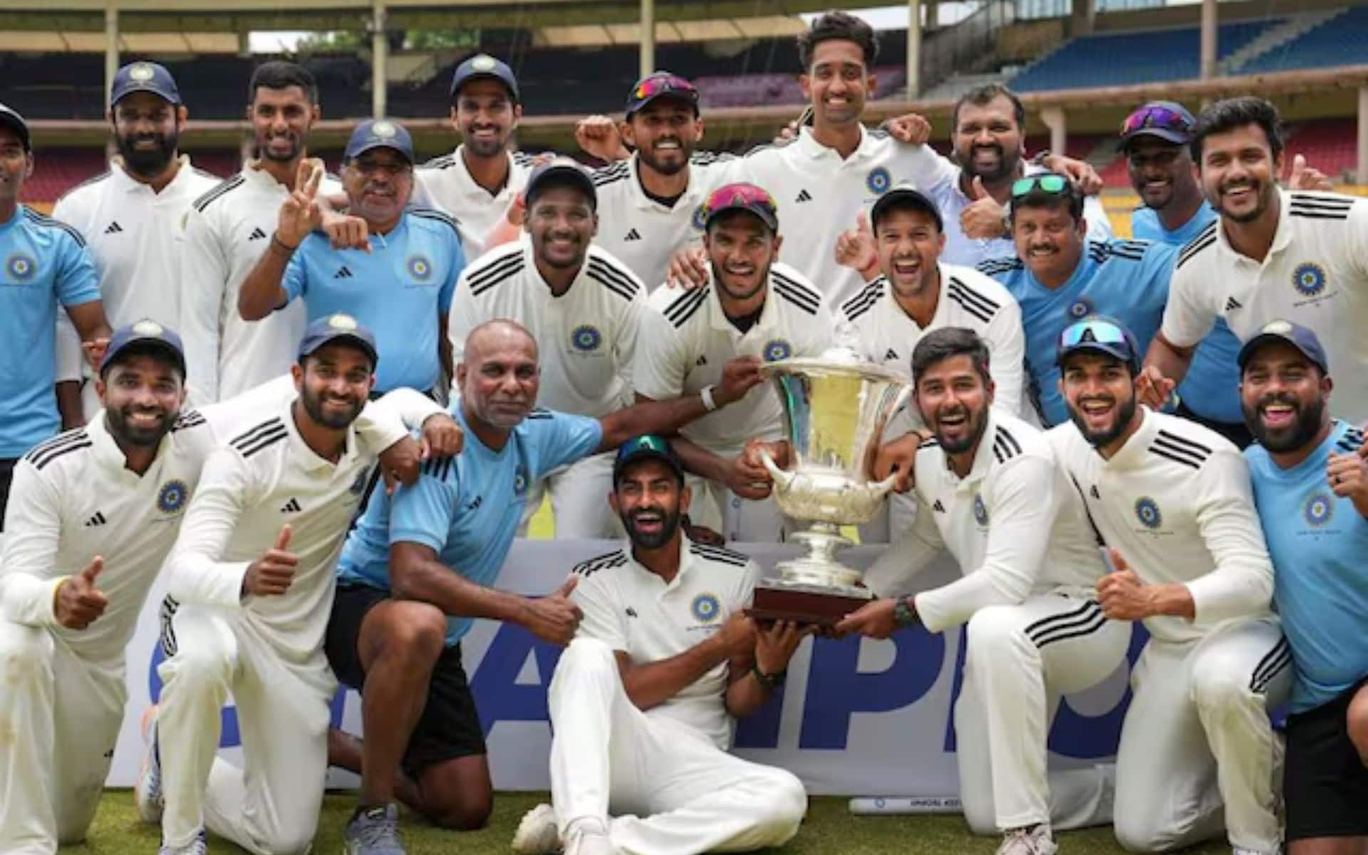 Duleep Trophy 2023 winners posing with the trophy (X.com)