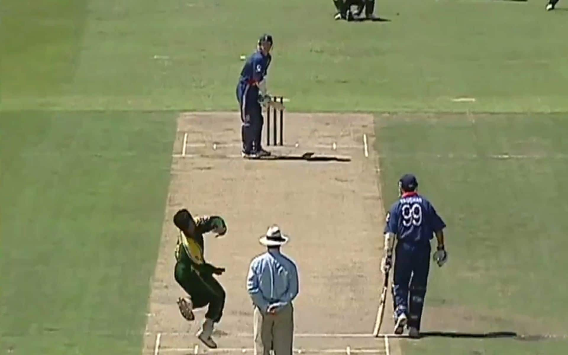 Shoaib Akhtar bowling to Nick Knight (X.com)