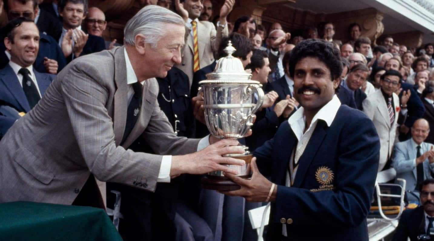 Kapil Dev receiving the 1983 World Cup trophy (Twitter)