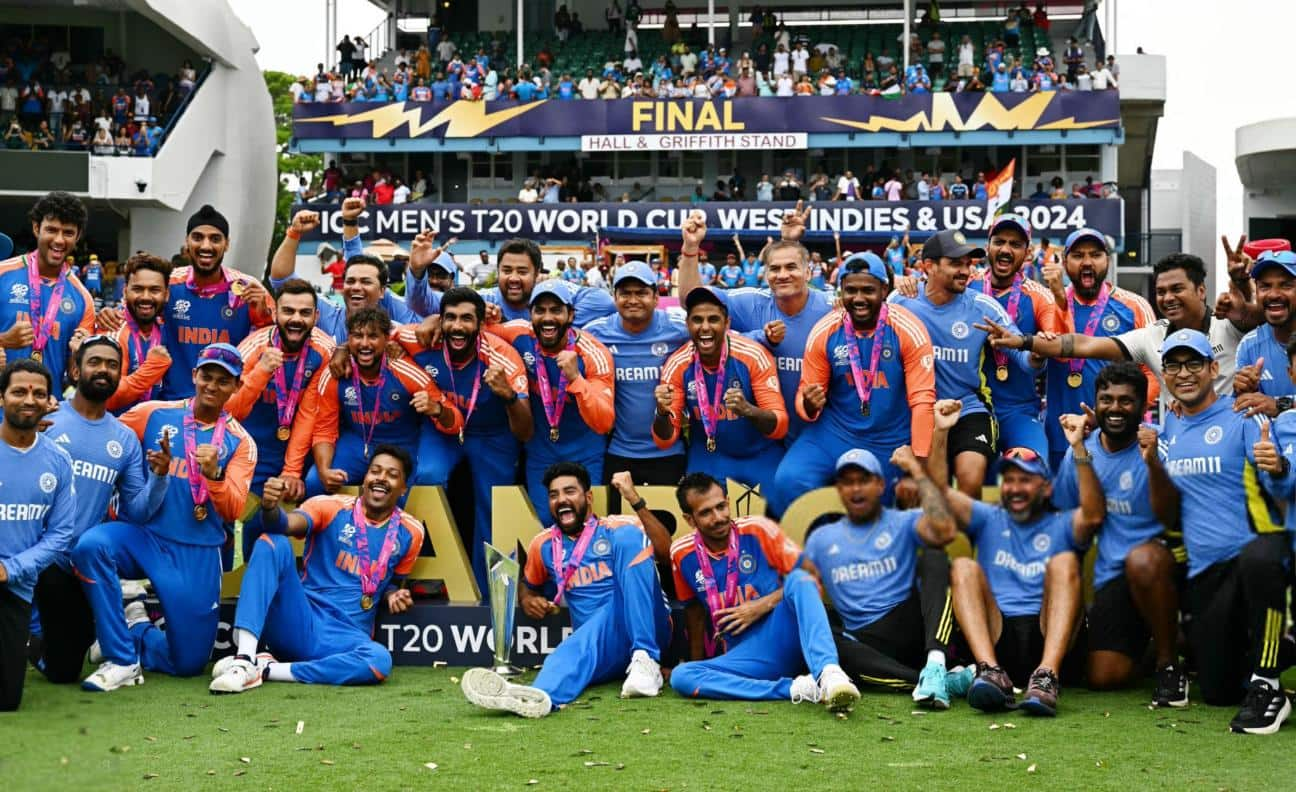 Indian team poses for the camera after T20 WC 2024 win under Rohit Sharma (Twitter)