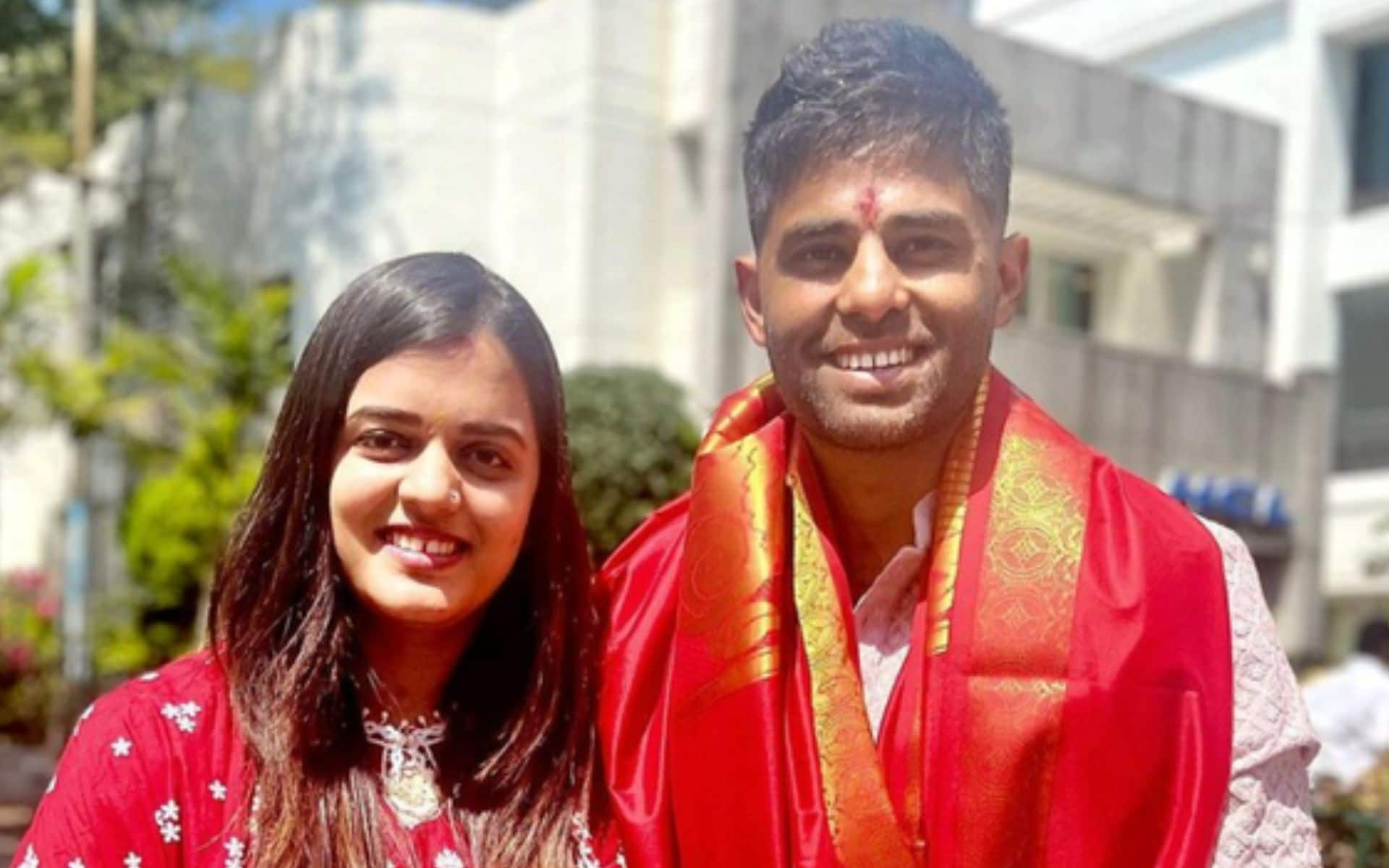 Suryakumar Yadav with wife Devisha Shetty (X.com)