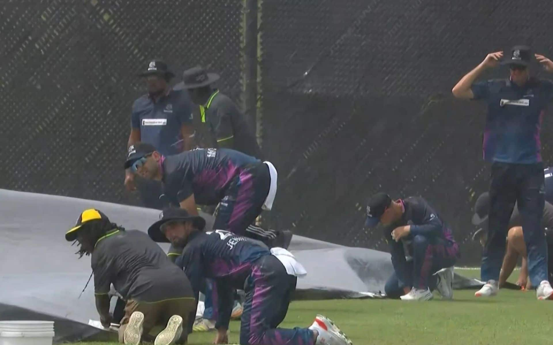 David Warner Wins Hearts By Helping Ground Staff With Covers During Max 60 Match