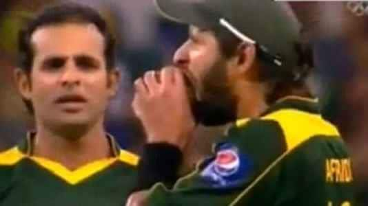 Shahid Afridi tampering the ball in 2010 (Twitter)