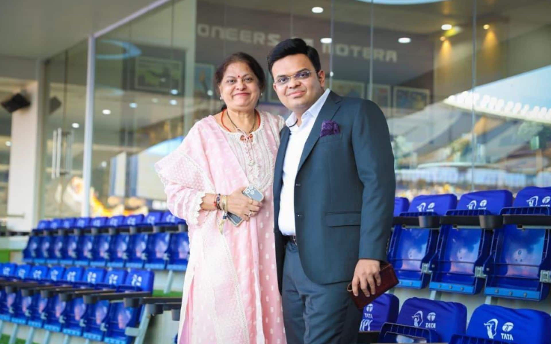 Jay Shah with his mother (X)