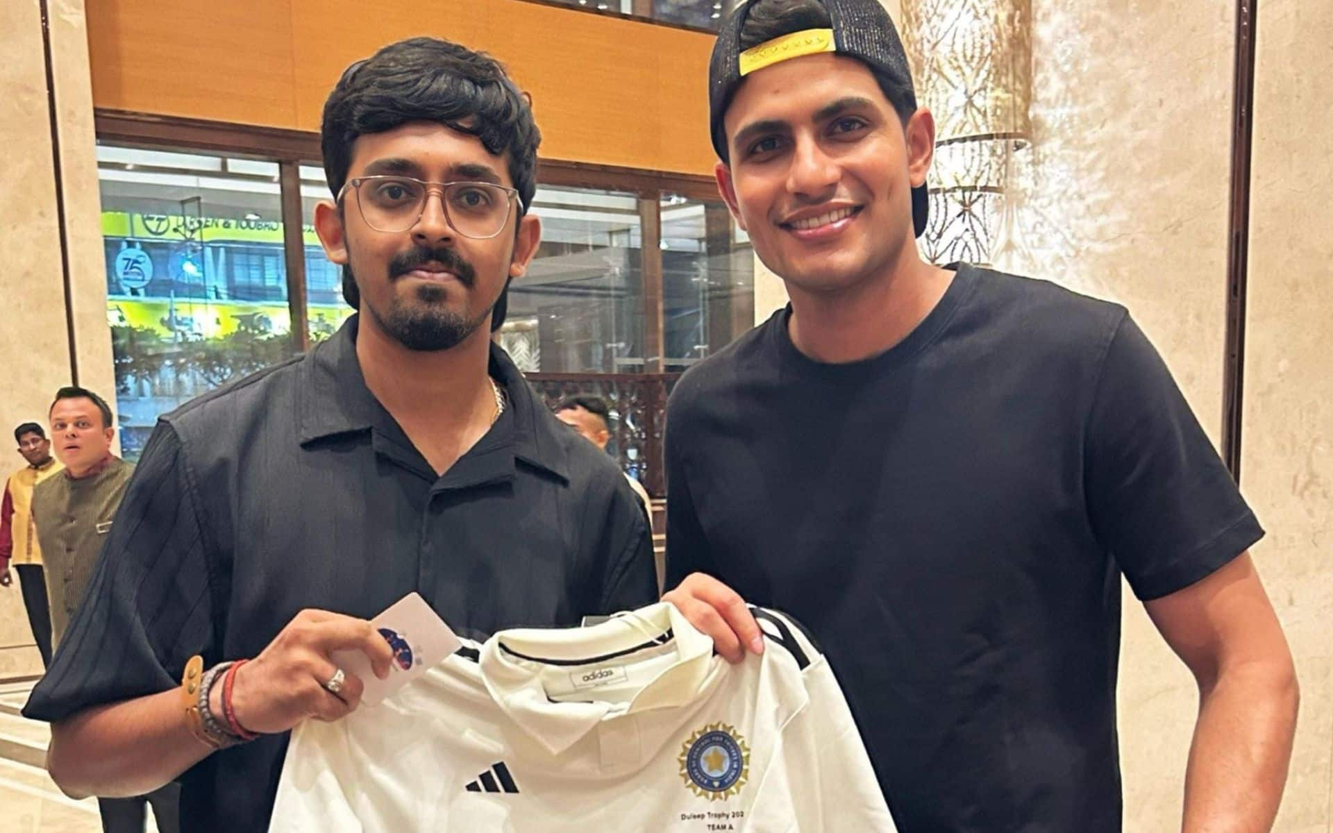 Shubman Gill poses with the fan after the Duleep Trophy 2024 match (x.com)