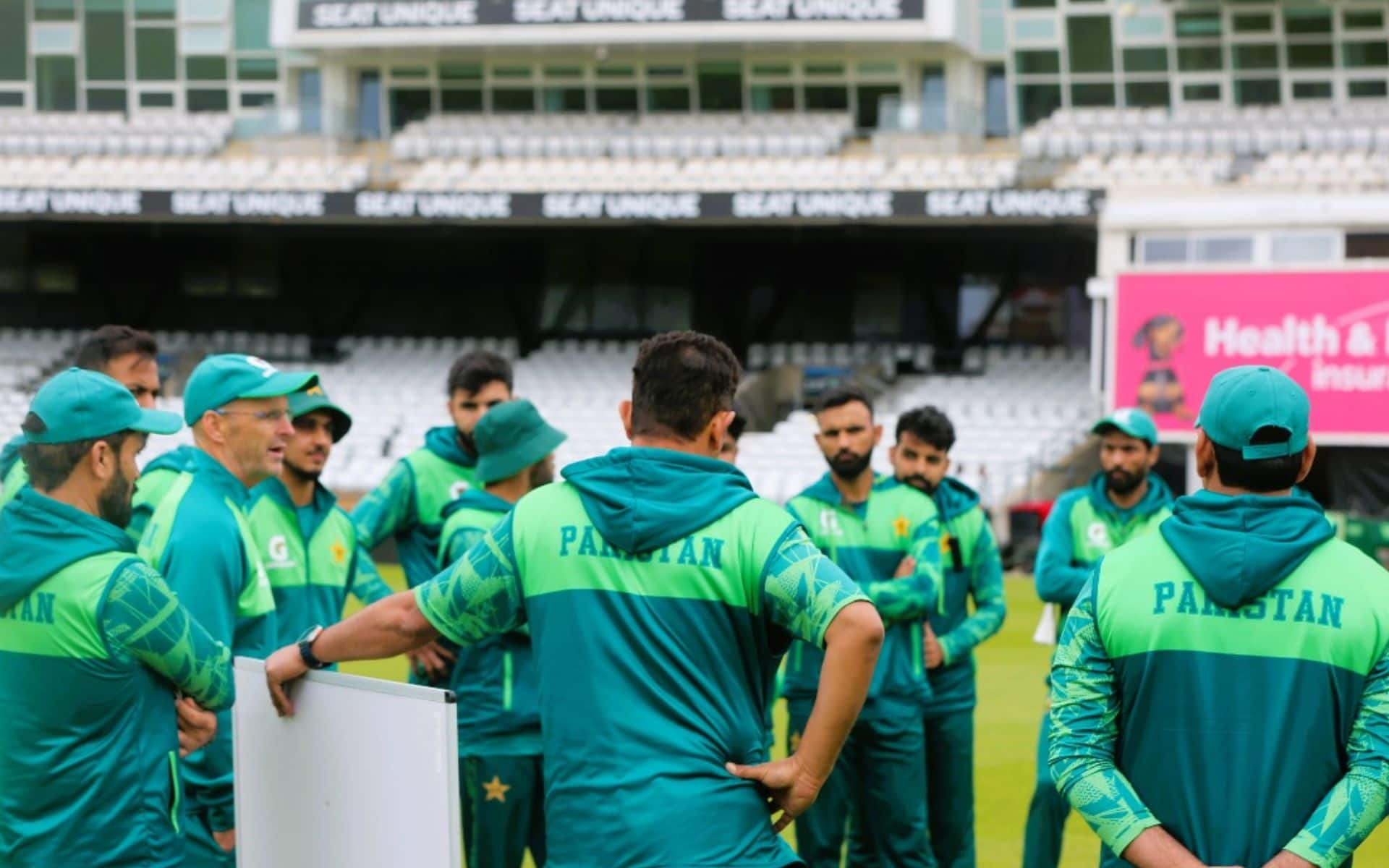 Pakistan white-ball coach Gary Kirsten with team [PCB]