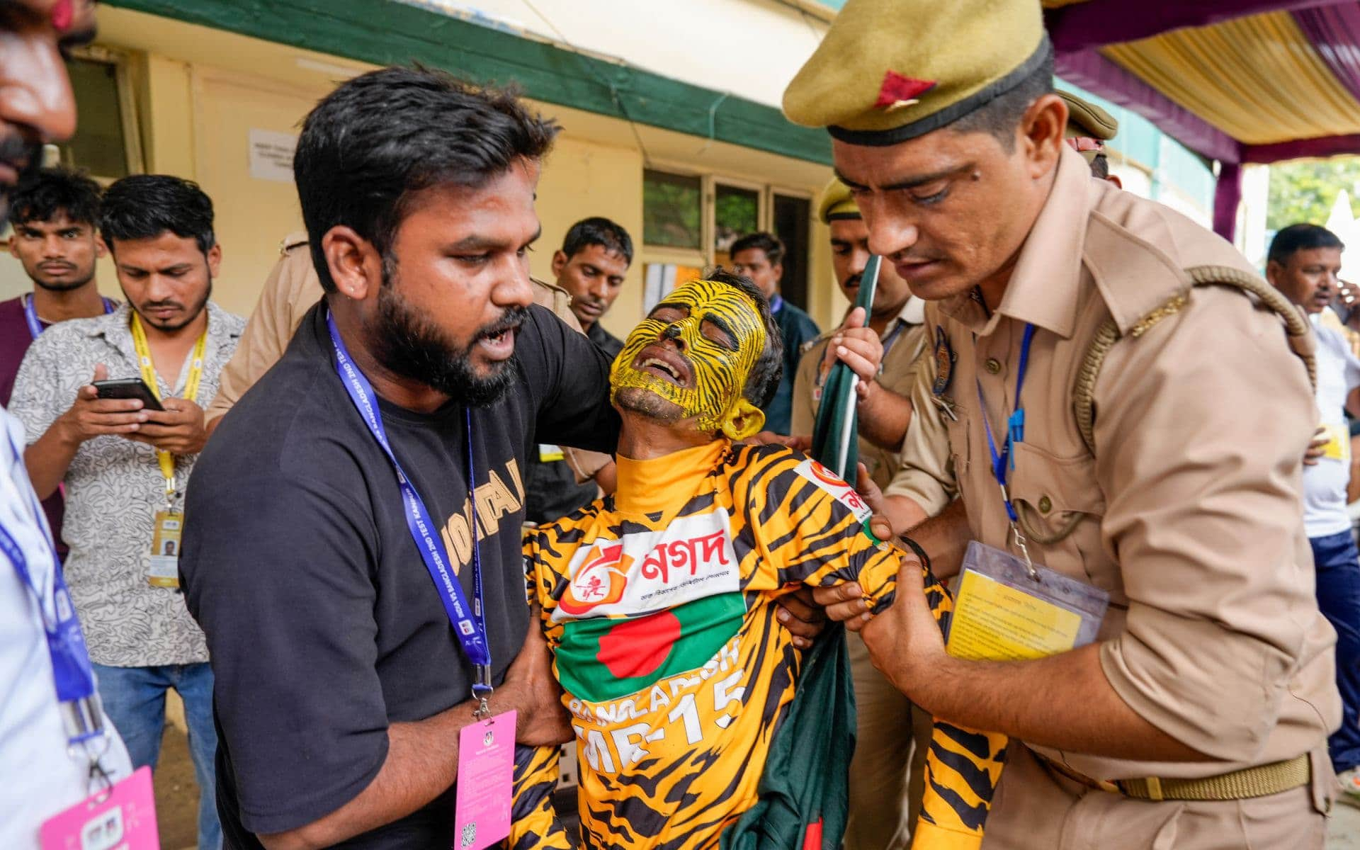 Bangladeshi Fan Falls Ill- (Source: @PTI)