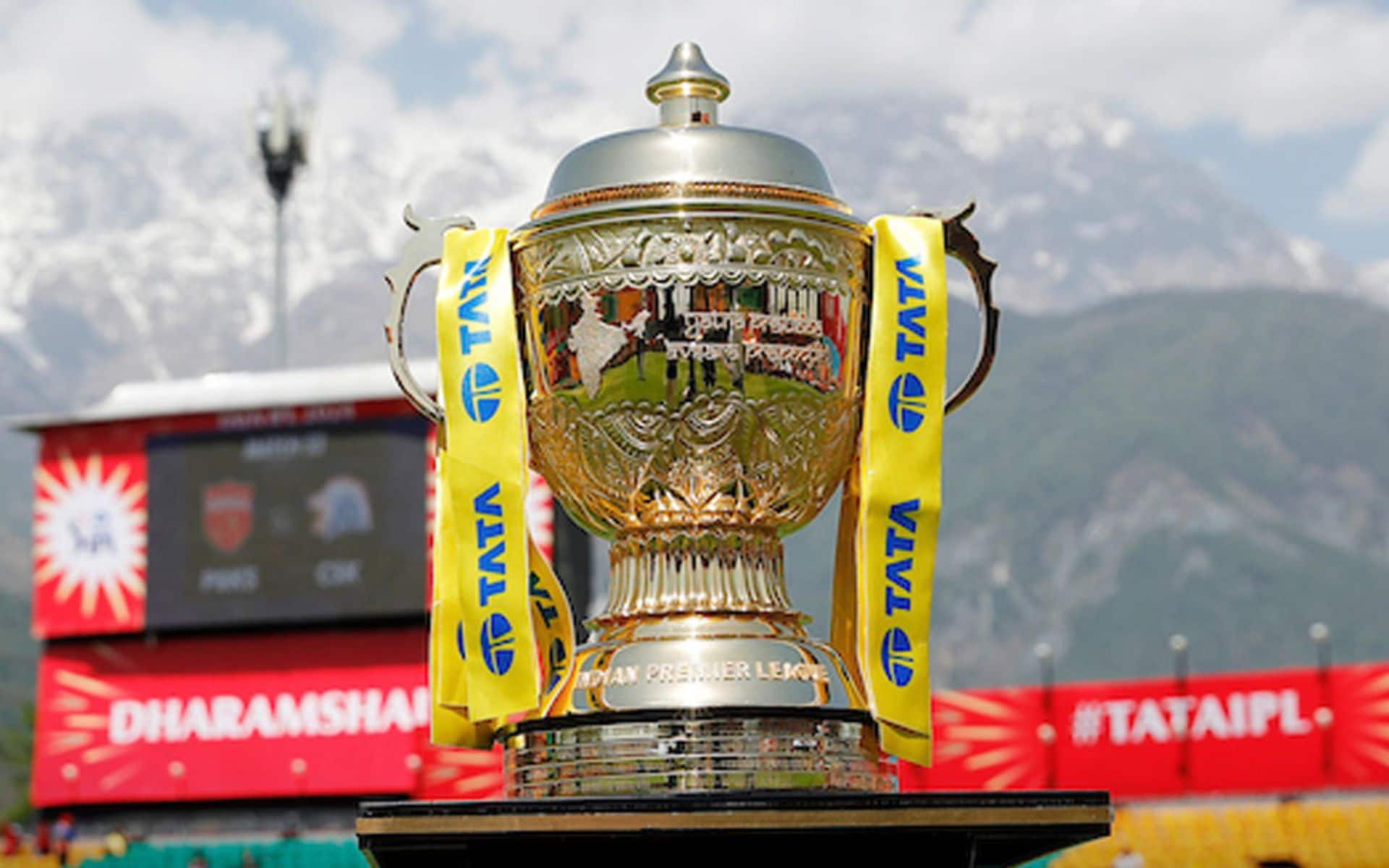 IPL trophy (Source:@OneCricketApp/X.com)