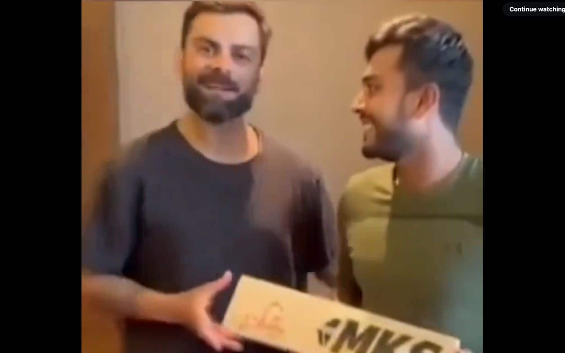 Mehidy Hasan Miraz gifting Virat Kohli a bat [Source: Screengrab/@@KohliSensation/x]