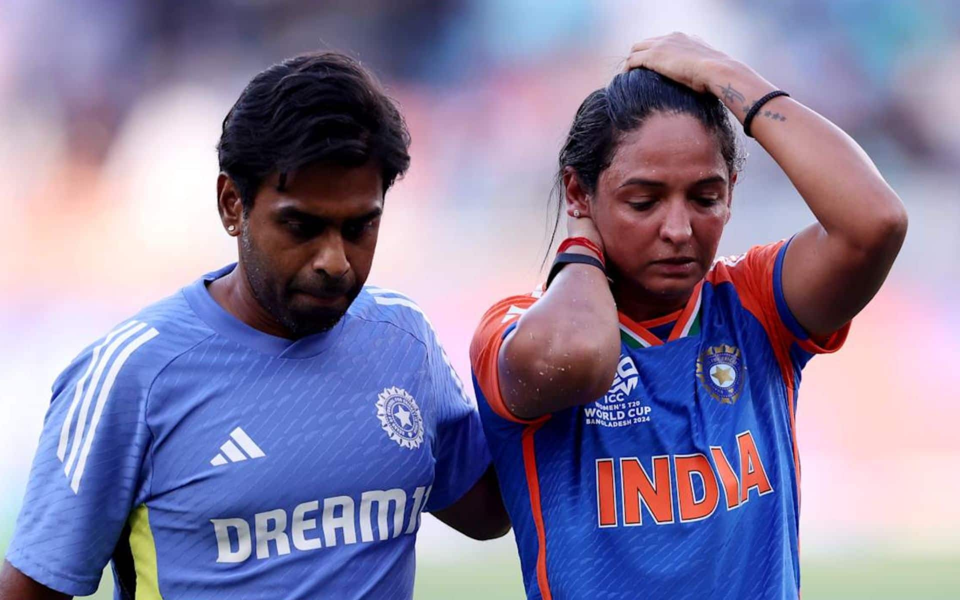 Harmanpreet Kaur walks off the field after neck injury vs PAK-W (source @ICC)