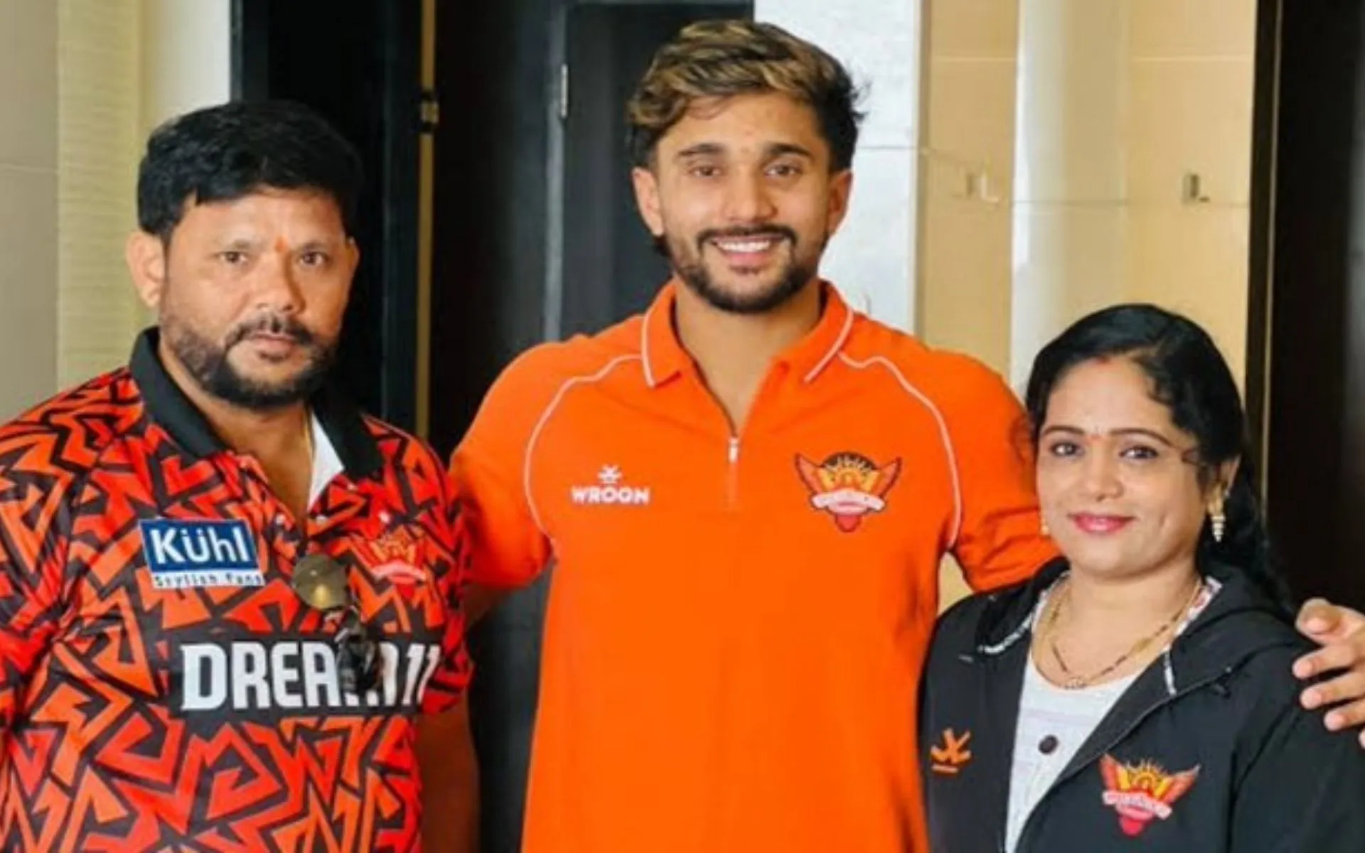 Nitish Reddy with his father and mother [Source: @mufaddal_vohra/x.com]