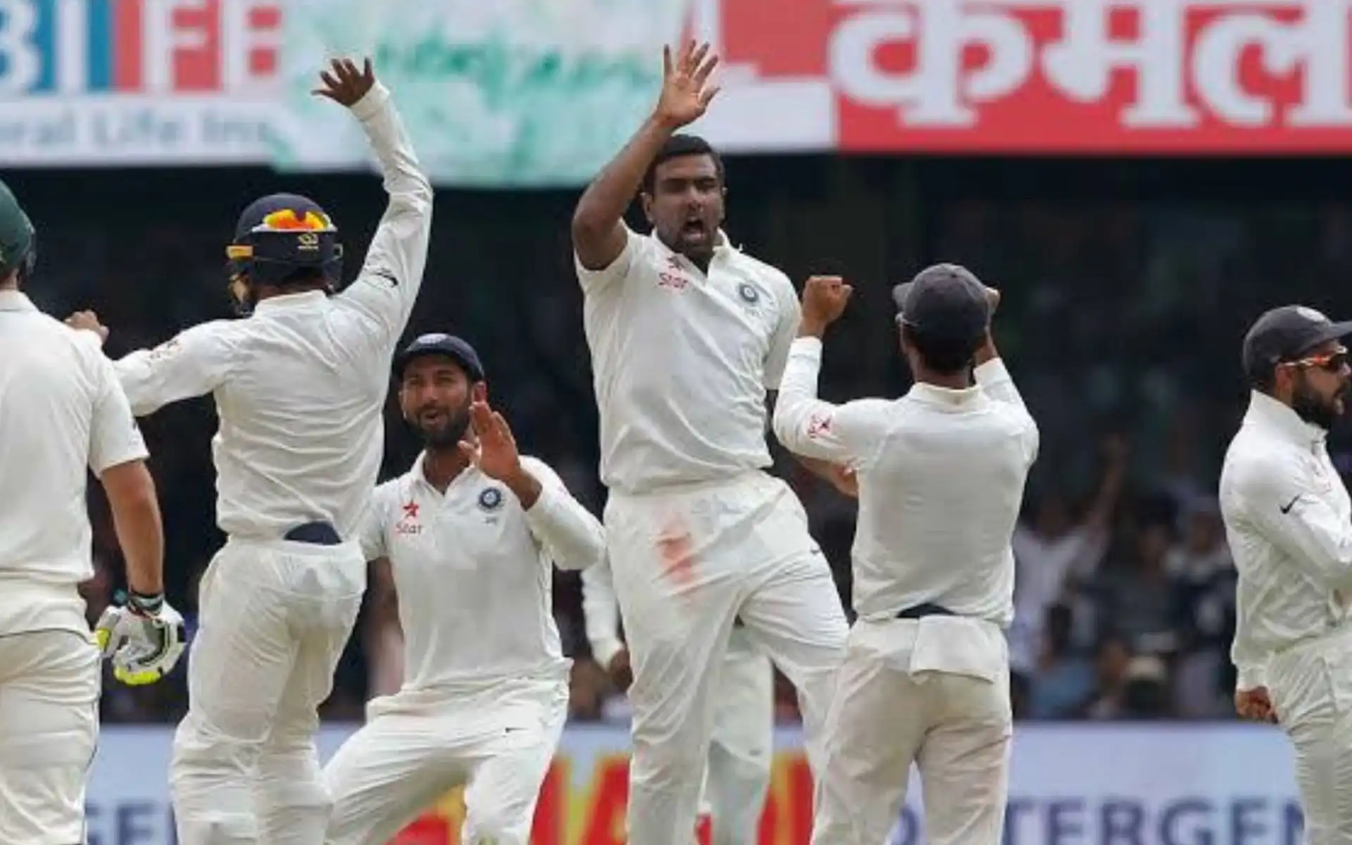 Ashwin celebrating with Indian players in 2017 Bengaluru Test (Source:@BluntIndianGal/X.com)