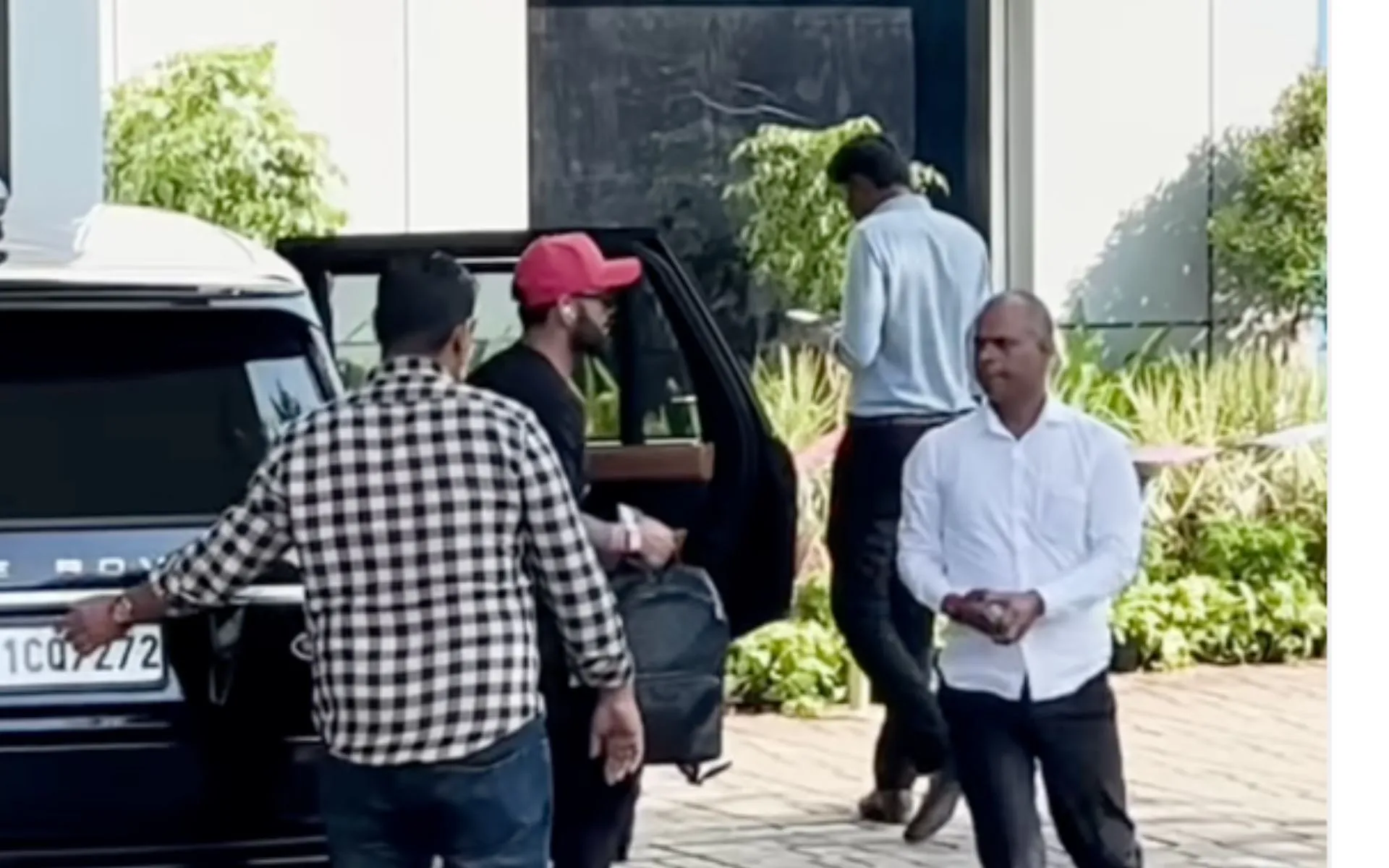 Virat Kohli leaving Mumbai (Instagram/viralbhayani)