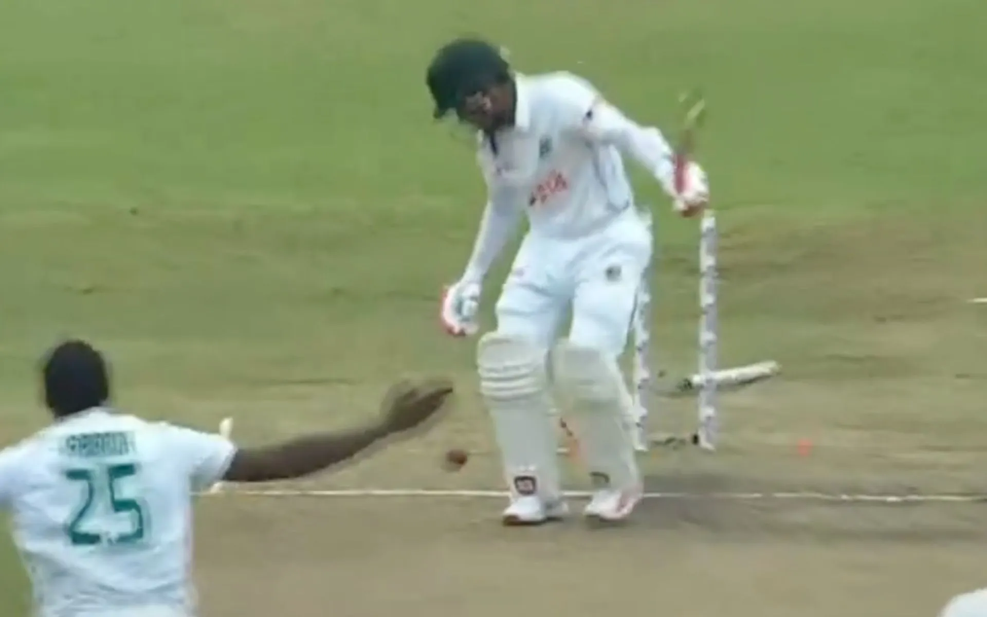 Kagiso Rabada cleans up Mushfiqur Rahim with a beauty (X.com/@kingdom_virat1)