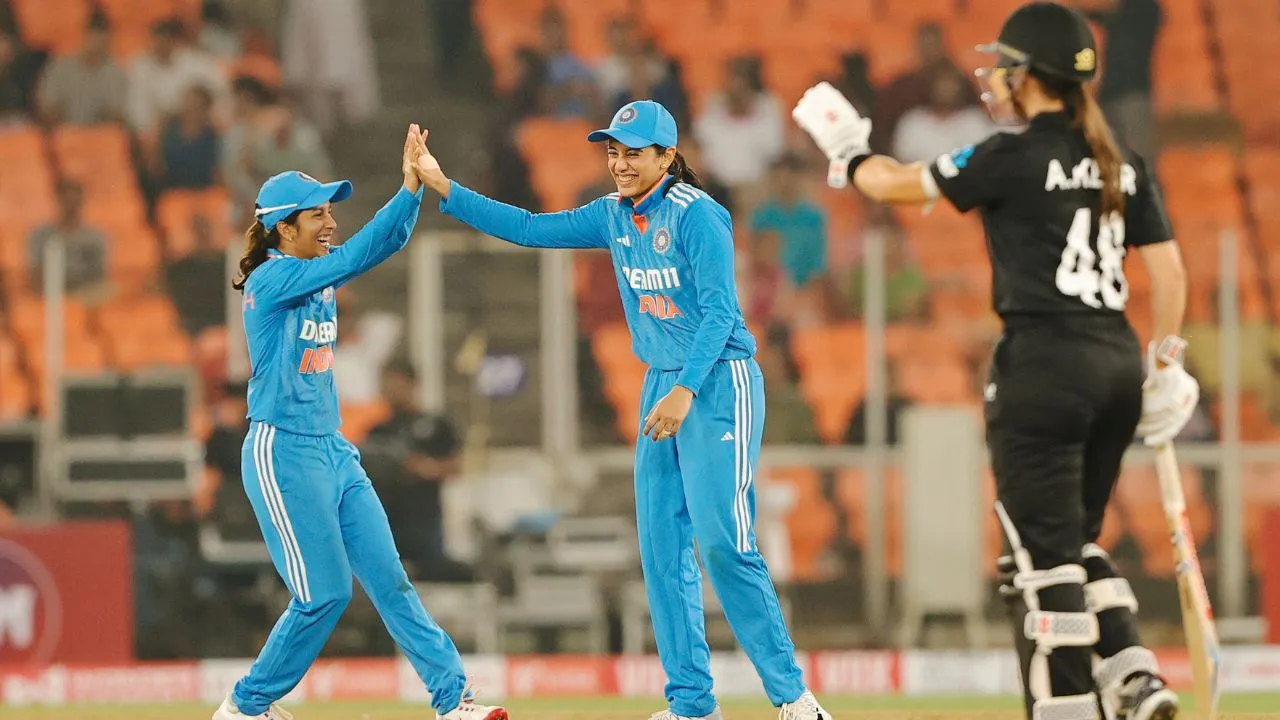 Jemimah Rodrigues and Smriti Mandhana share a light moment. [Source: @BCCIWomen/X]