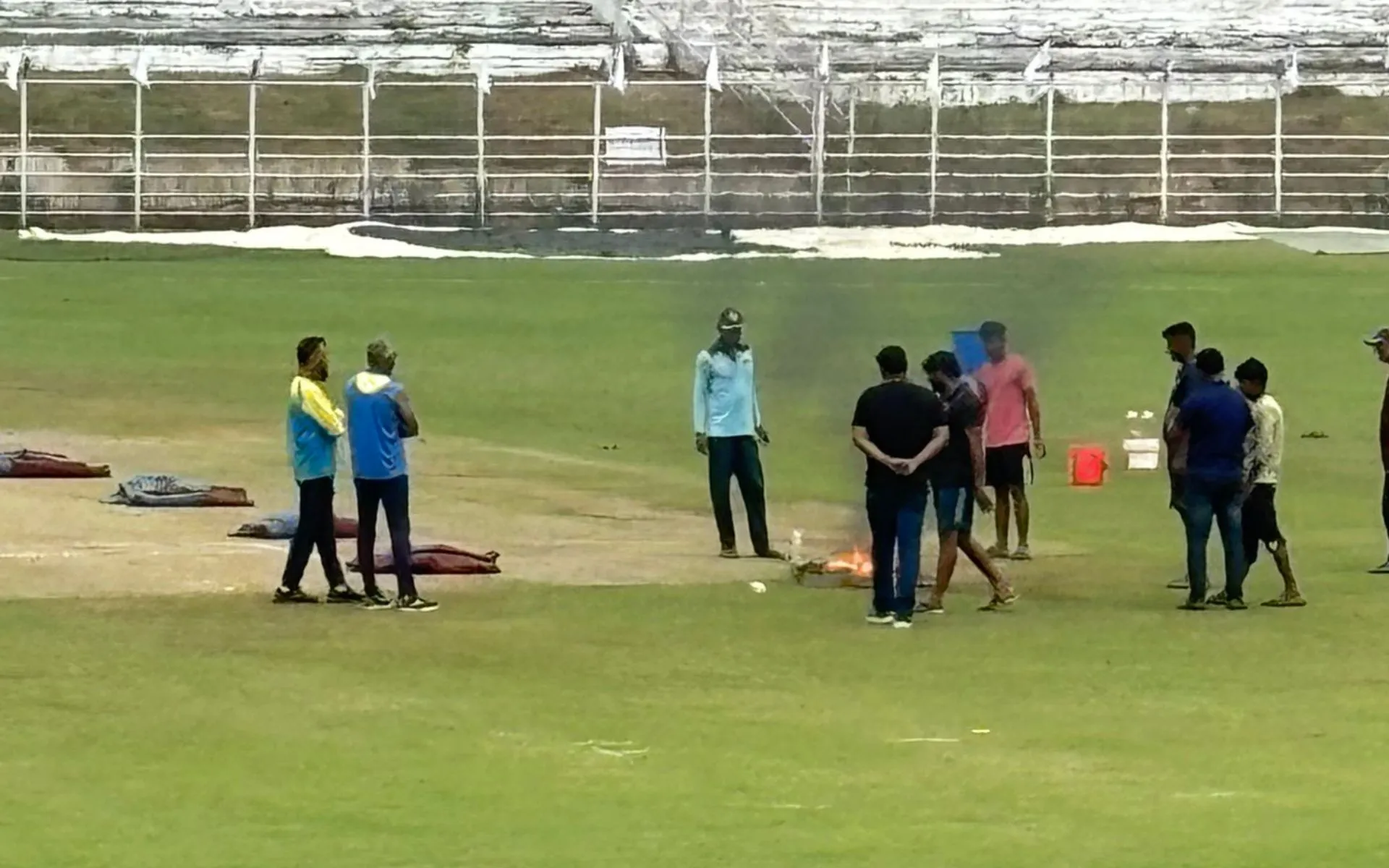 Pune ground staff during Ranji Trophy 2024 [Source: @SantadeepDey/x]