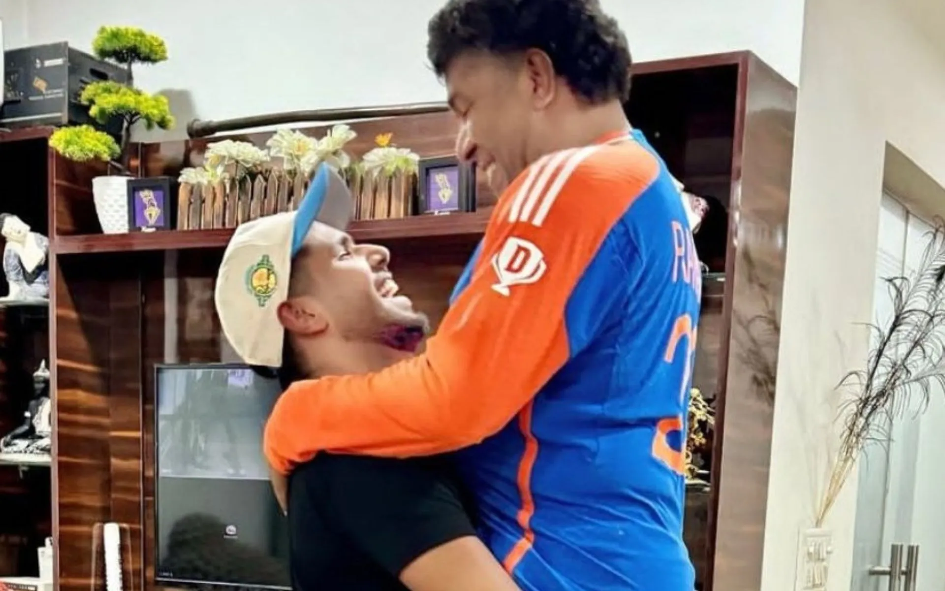 Harshit Rana with his father (Source:@doncricket_/X.com)