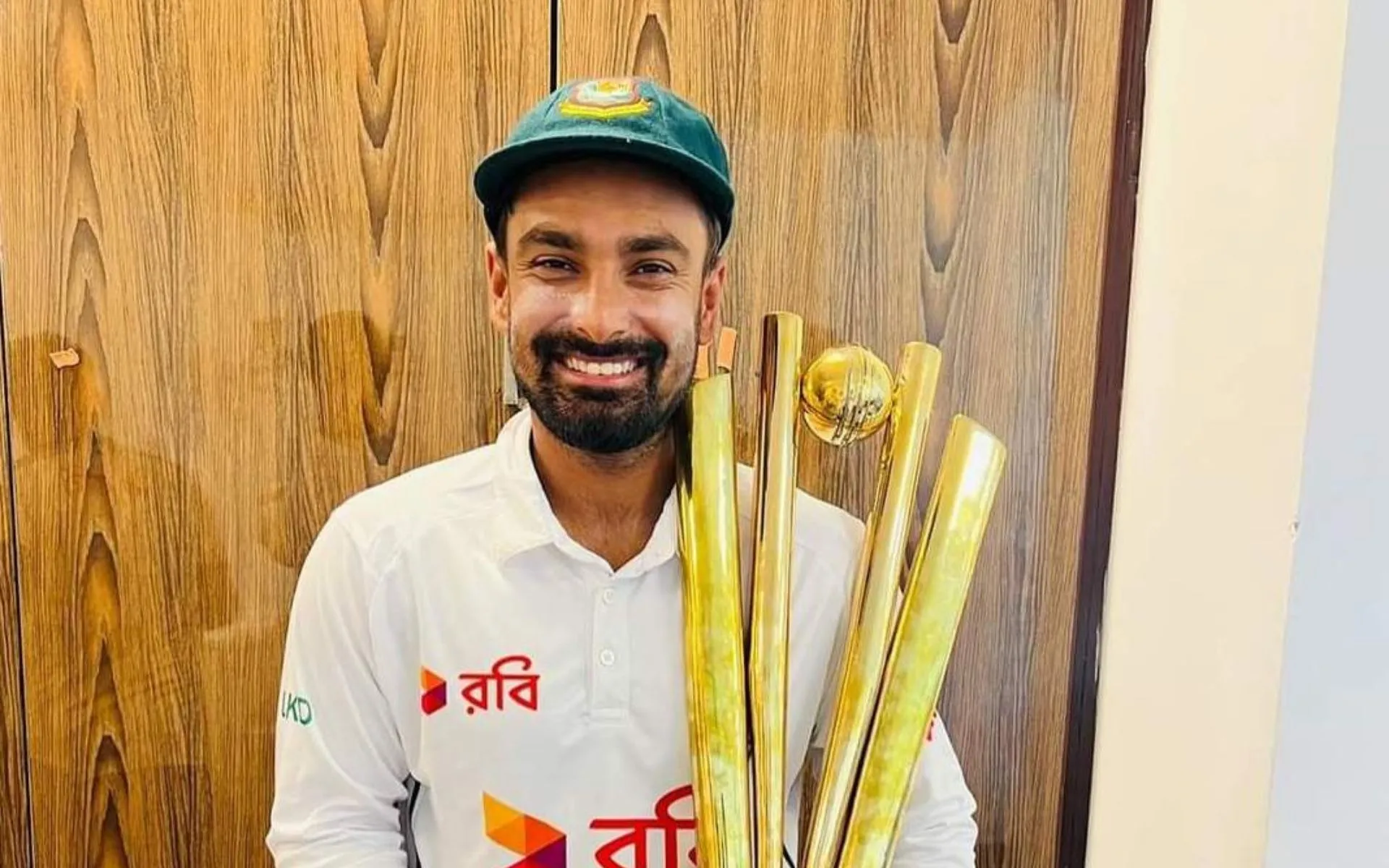 Litton Das with trophy (Source:@LittonOfficial/X.com)