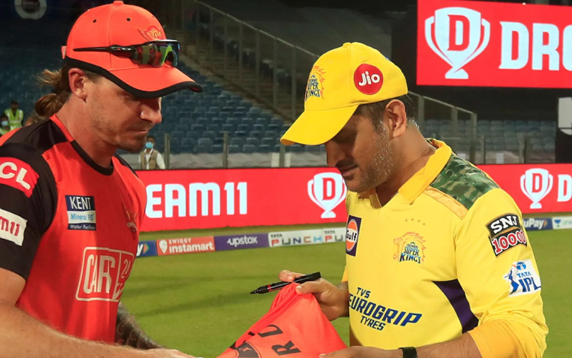 Dale Steyn with MS Dhoni during IPL 2022 [Source: @cricuniverse/Instagram]