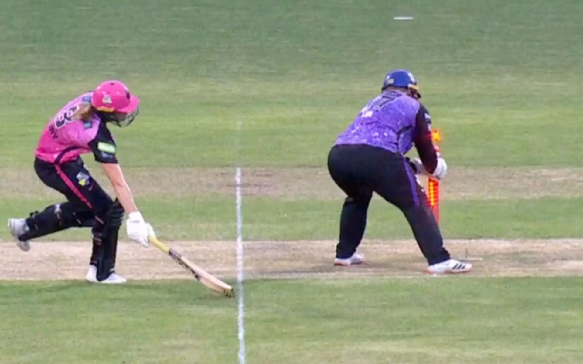 Ellyse Perry's bizarre run-out [Source: @WBBL/X.com]