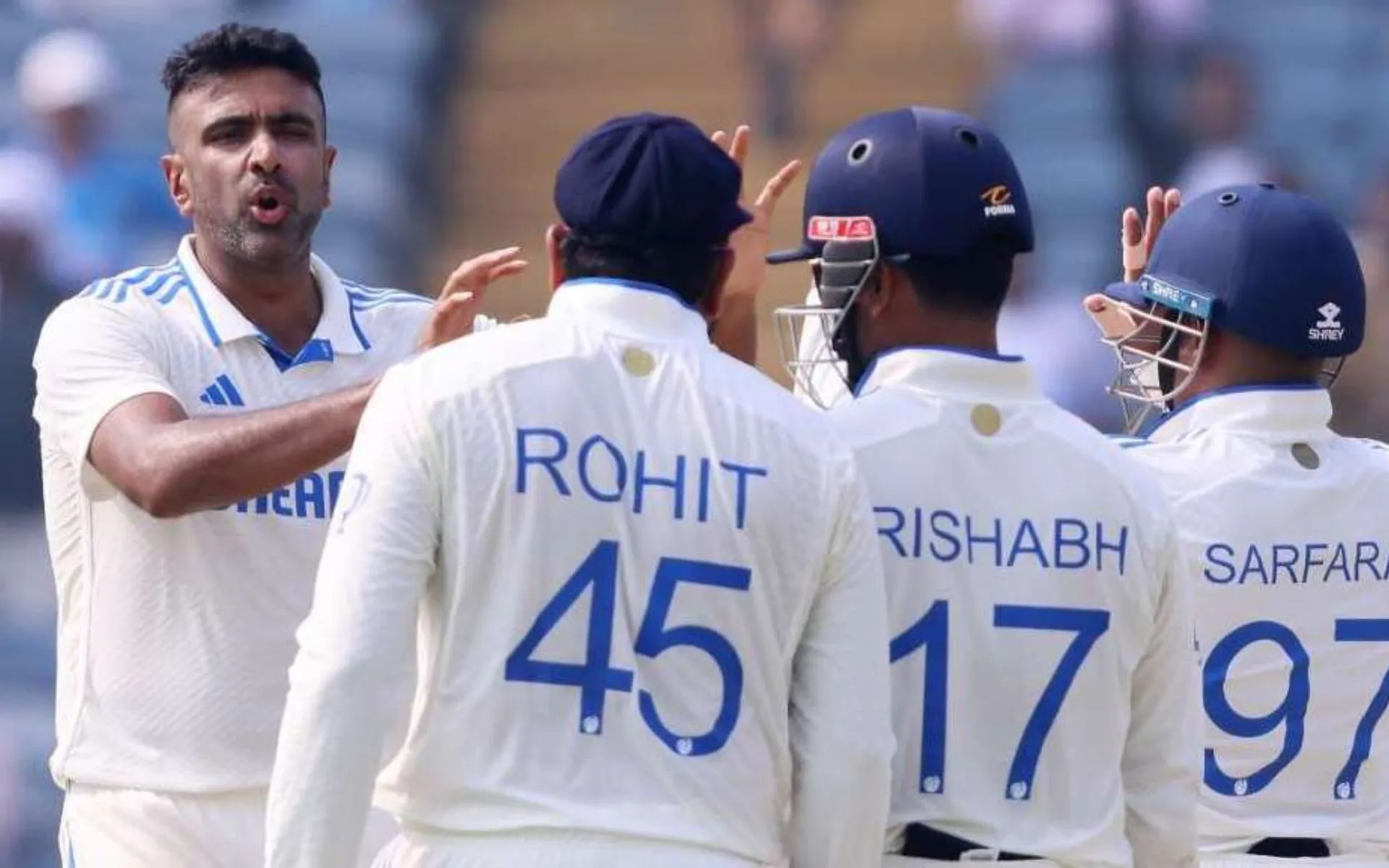 Ravi Ashwin with Indian players during NZ series (Source:@CricCrazyJohns/X.com)